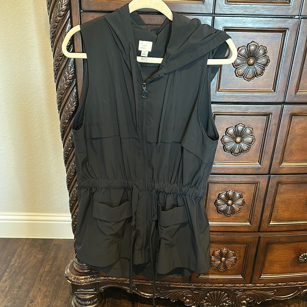 Chic Black Hooded Vest